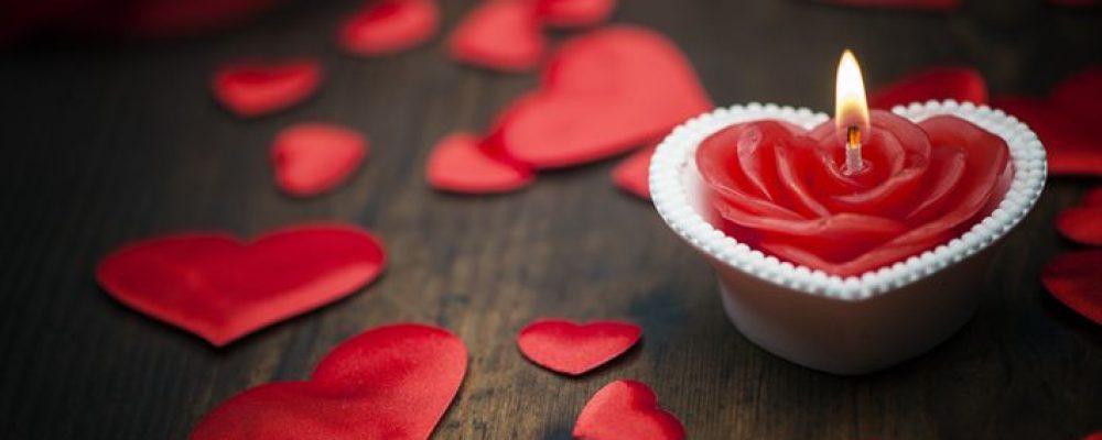 Idee per una cena romantica a casa per San Valentino 2025